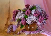 Букет сирени на фоне Эйфелевой башни