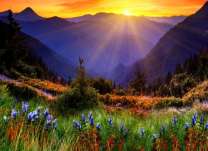 Красочный рассвет в горах