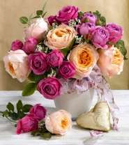 Ваза с букетиком роз и сердечко