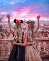 Девушки с ушками Микки Мауса на фоне замка