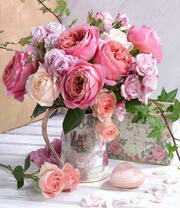 Нежный букетик роз в кувшине