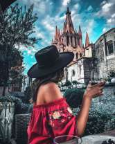 Девушка с вином у старинного собора