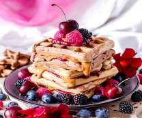 Аппетитные вафли с ягодами