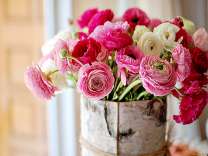 Бумажная корзинка с букетом роз