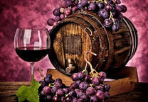 Виноград и бочка и бокал с вином