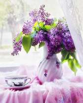 Беленькая вазочка с сиренью