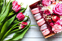 Букет цветов и пироженки