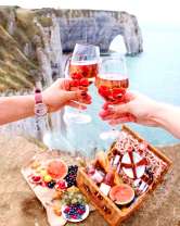 Романтический обед на скале у моря