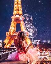 Ночной Париж и девушка со светящимися шариками