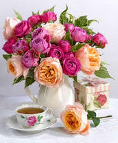 Букет роз и чашка чая в белом сервизе