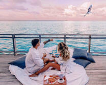 Романтический завтрак на причале у моря