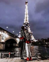 Пара в ночном Париже у Сены