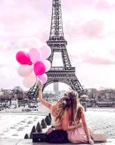 Две девушки с шариками у Эйфелевой башни