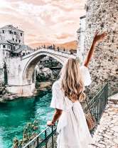 Девушка над рекой в старинном городе