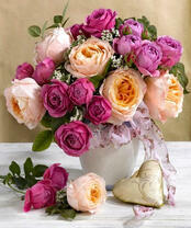 Фарфоровая ваза с букетом роз