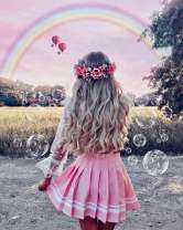 Девушка с веночком идёт к радуге