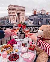 Романтка на фоне Триумфальной арки