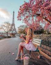 Девушка в парижском парке