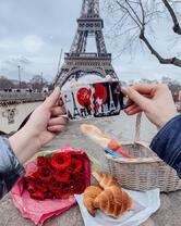 Кофе с круассанами на фоне Эйфелевой башне
