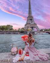 Девушка с розами и шампанским на берегу Сены