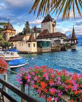 Красочный вид на морской город