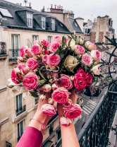 Букет роз на балконе города