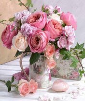 Кувшинчик с нежным букетом роз