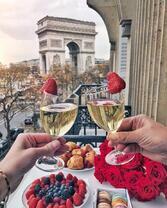 Шампанское с клубникой на фоне Триумфальной арка