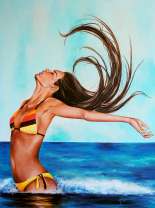 Длинноволосая девушка в море