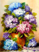 Глиняная ваза с букетом гортензий