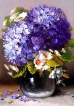 Цветы земляники и флокса в вазе