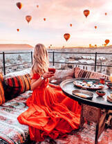 Девушка с вином в Каппадокии