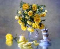 Желтые розы ы вазе и чайные чашечки