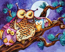 Мама сова обнимает птенцов на ветке