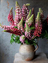 Весенние цветочки в глиняном кувшине