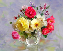 Прозрачный кувшин с розами