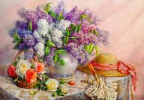 Большой букет сирени в вазе и розочки