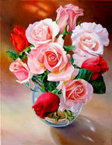 Вид сверху на букет роз в прозрачной вазе