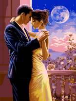 Пара танцует под луной