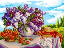 Сирень и розы на летнем столике