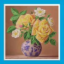 Желтые розы и ромашки в фарфоровой вазой