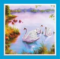 Лебеди в пруду летним вечером