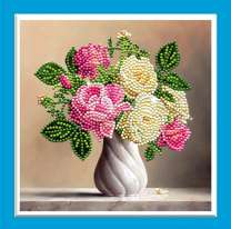 Букет домашних роз в белой вазе