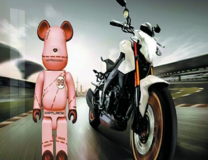 Белый мотоцикл и робот