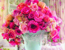 Большой букет розовых роз в белой вазе