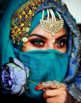 Девушка в парандже с розочкой