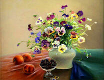 Милый букет анютиных глазок в вазе и фркуты