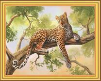 Взрослый леопард на большой ветке