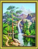 Водопад на горе и спокойное озеро в лесу