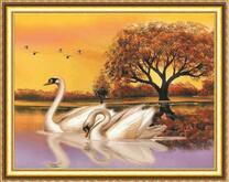 Осеннее дерево у лебединого озера